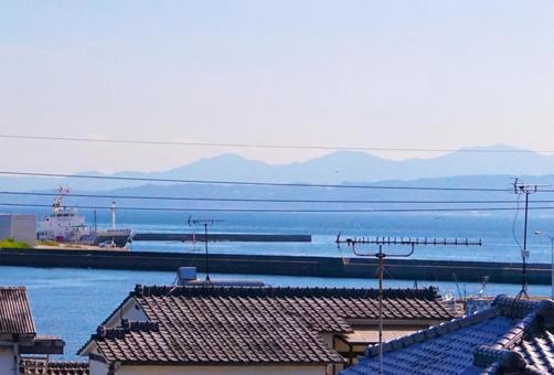 のどかな港町の瓦屋根 のどかな港町の瓦屋根の写真