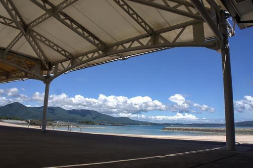 <素材>真夏の海の家から眺める青空と海 <素材>真夏の海の家から眺める青空と海の写真