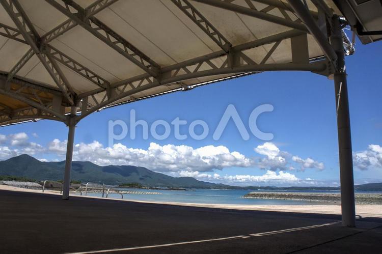 ＜素材＞真夏の海の家から眺める青空と海 風景,景色,夏の写真素材