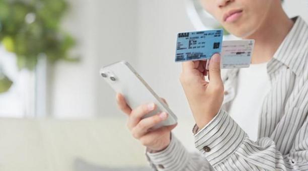 マイナ保険証を設定するアジア人男性 男性,マイナ保険証,マイナンバーカードの写真素材