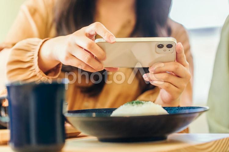 料理を撮影する女性 グルメ,料理,写真の写真素材