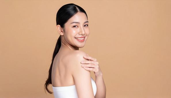 若い日本人女性のビューティ ベージュ背景 若い日本人女性のビューティ ベージュ背景の写真