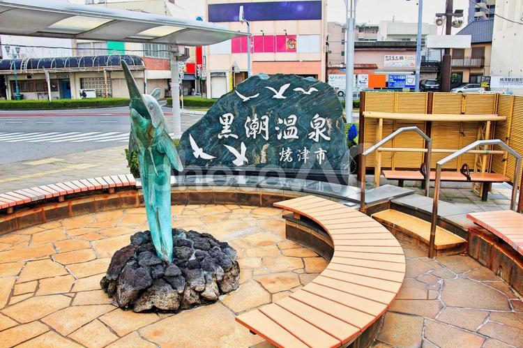 焼津駅前のマグロのオブジェと黒潮温泉の石碑 焼津駅,マグロ,オブジェの写真素材