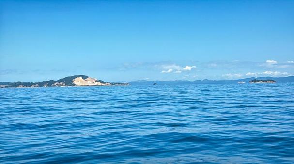 青い海と青い空と無人島 青い海と青い空と無人島 海,空,波の写真素材