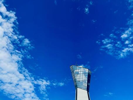 天高くマリンタワーと秋の空 小名浜,三崎公園,くもの写真素材