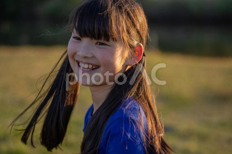夕日と笑顔の子供 子供,笑顔,元気の写真素材