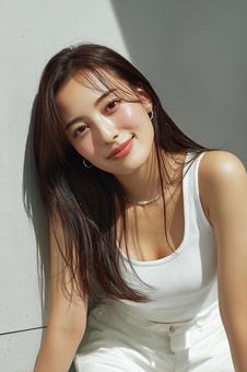 シンプルな白のトップスを着た女性 シンプルな白のトップスを着た女性の写真