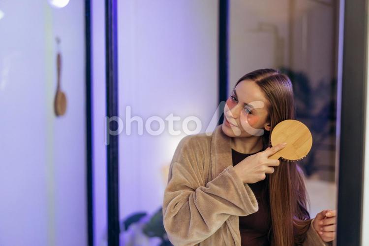 くしをして髪を整える女性 女性,見る,くしの写真素材