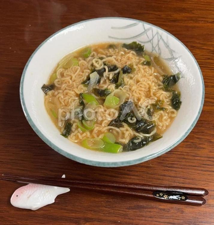 わかめとねぎのインスタントラーメンの昼食 昼食,わかめ,ねぎの写真素材