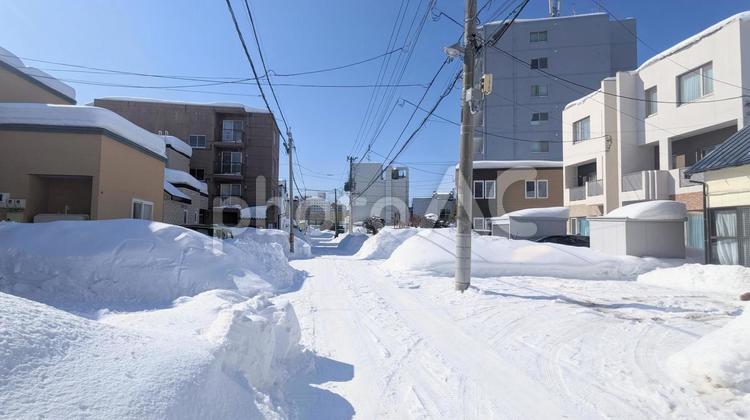 晴れた日の雪道住宅街 雪道,雪景色,雪の写真素材