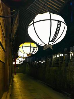 夕闇の二月堂 夕闇の二月堂 二月堂,東大寺,奈良の写真素材