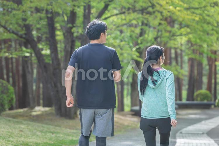 ウォーキングする男女（後ろ姿） ウォーキング,散歩,運動の写真素材