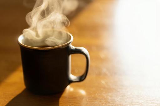 勢いよく湯気が立つ温かいコーヒー コーヒー,湯気,珈琲の写真素材