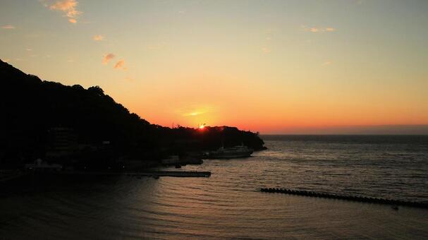 日没前　晩秋の土肥港 夕日,海,晩秋の写真素材