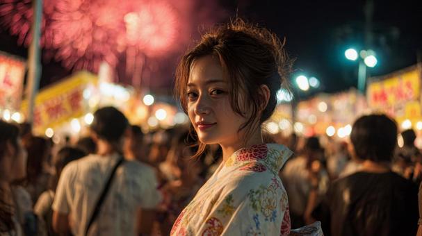 夏祭りの夜に微笑む女性 夏祭りの夜に微笑む女性の写真