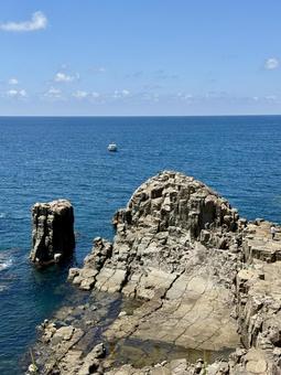 夏の昼間の東尋坊 夏の昼間の東尋坊の写真