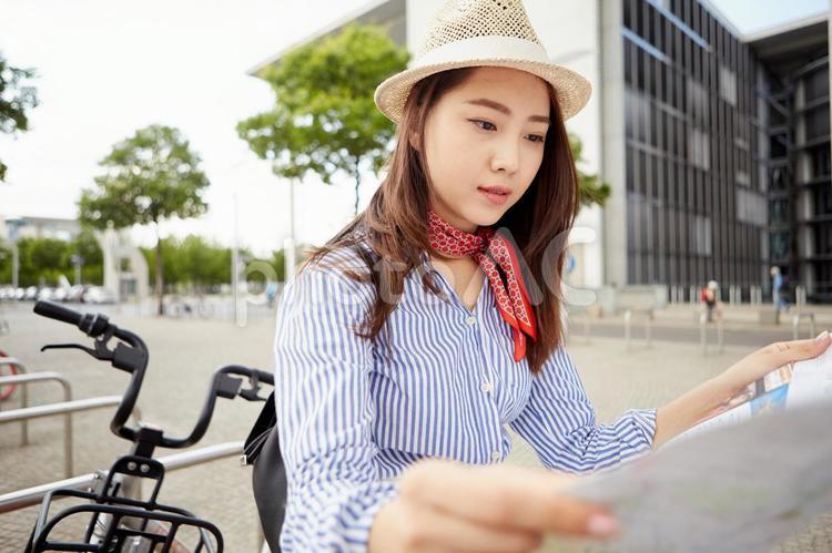 地図を見る海外旅行中の女性28 海外旅行,女性,日本人の写真素材