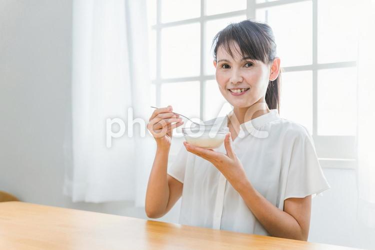 ヨーグルトを食べる女性（笑顔） ヨーグルト,乳酸菌,菌活の写真素材