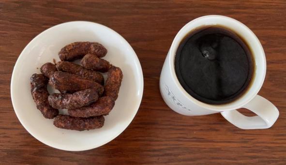 ドリップコーヒーと黒糖かりんとう ドリップコーヒーと黒糖かりんとうの写真