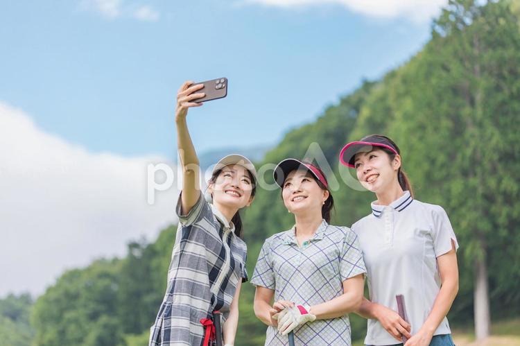 ゴルフ旅行で自撮りをする女子ゴルファー ゴルフ,スマホ,ゴルフ旅行の写真素材