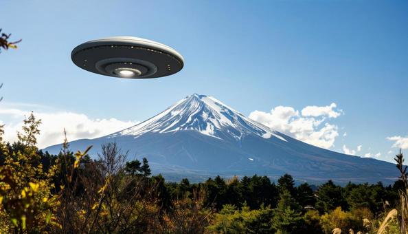 山の上を進むUFO 山の上を進むUFOの写真