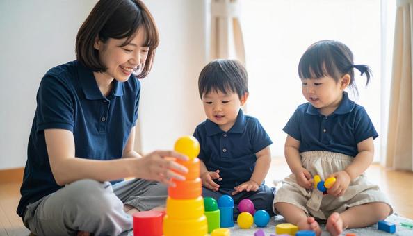 笑顔の保育士と遊ぶ子どもたち 笑顔の保育士と遊ぶ子どもたちの写真