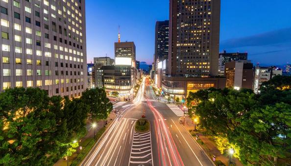 駅前の交差点から見た都市の夕景 駅前の交差点から見た都市の夕景の写真