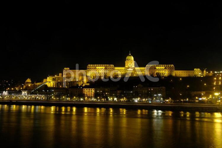ブダ城とドナウ川その２ budapest,hungary,ドナウ川の写真素材