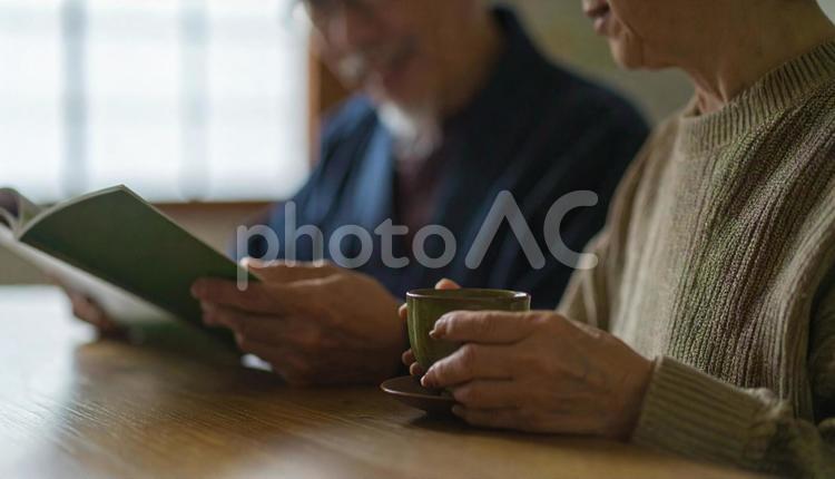 資料を見ながら終活について話すシニア夫婦 シニア夫婦,資料,相談の写真素材