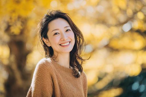 紅葉背景の女性-4の写真