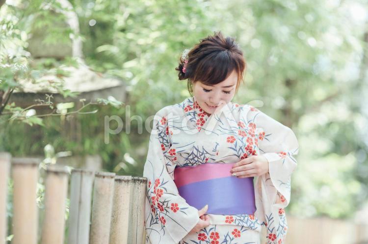 帯を直す浴衣姿の女性 浴衣,女性,帯の写真素材