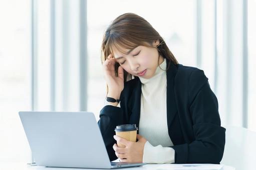 パソコンを使いながら悩む女性 女性,パソコン,考えるの写真素材