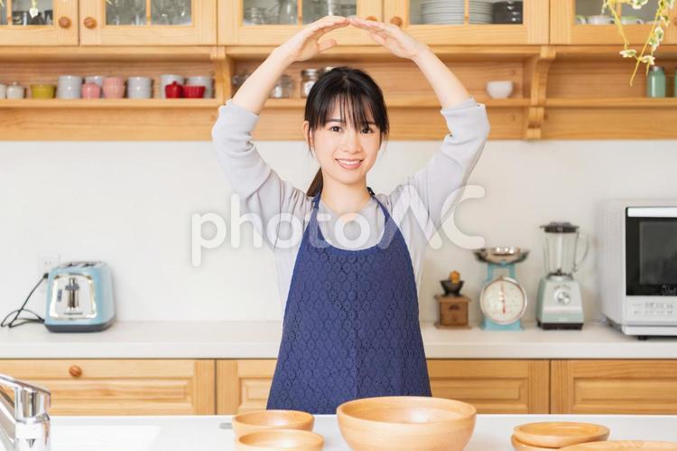 OKのポーズをする若い女性 女性,ok,背景の写真素材