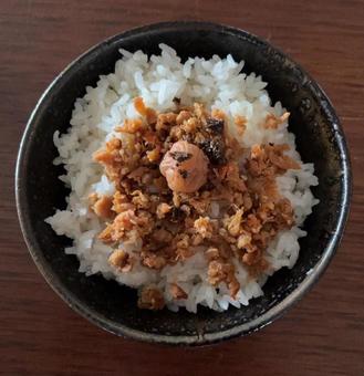 白米ご飯に鶏そぼろとかつお梅の茶碗飯 白米ご飯に鶏そぼろとかつお梅の茶碗飯の写真