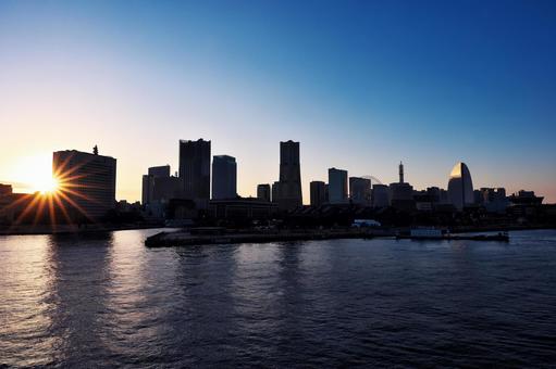横浜みなとみらい 日没のシルエットと光条 横浜みなとみらい 日没のシルエットと光条の写真