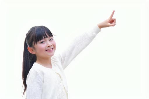 指をさす女の子（白背景） 子ども,女の子,小学生の写真素材