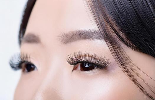 つけまつ毛の女性の目元 つけまつ毛の女性の目元の写真