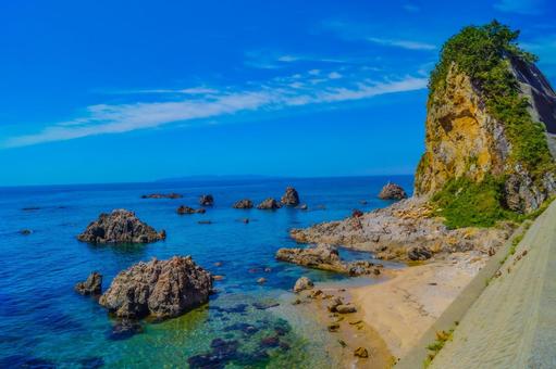 海岸の岩と波 海岸の岩と波の写真