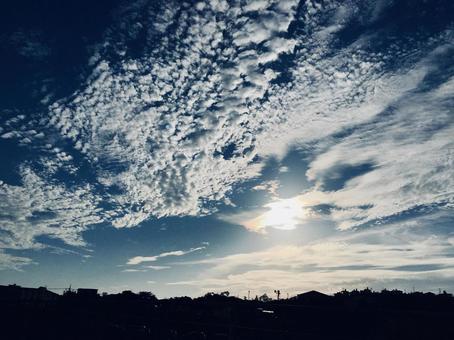 夕焼けに染まる雲と静かな空の風景 夕焼けに染まる雲と静かな空の風景 夕方,夕焼け,雲の写真素材