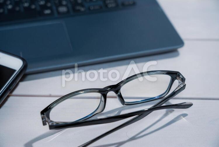 ノートPC　スマートフォン　メガネ パソコン,pc,眼鏡の写真素材