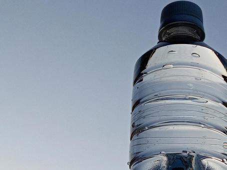 ペットボルトと空の写真