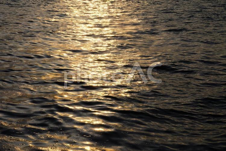 夕日に照らされた海 夕日,海,水面の写真素材