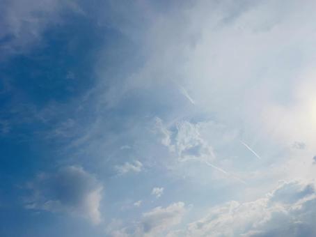 夏の青空と流れる雲 夏の青空と流れる雲の写真