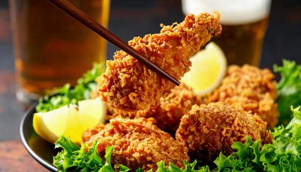 鶏の唐揚げを箸でとる 鶏の唐揚げを箸でとるの写真