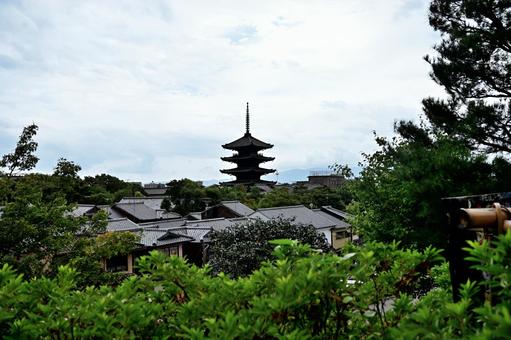 京の街並みの向こうに聳え立つ五重塔横 五重塔,京都,街並みの写真素材