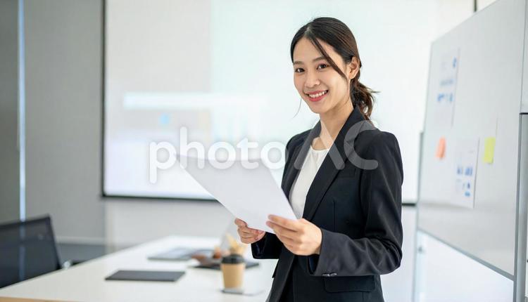 資料を説明する笑顔のビジネスウーマン 女性,ビジネス,人物の写真素材