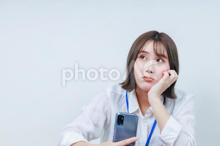頬杖をついて考え事をする若い女性 女性,女の子,若いの写真素材