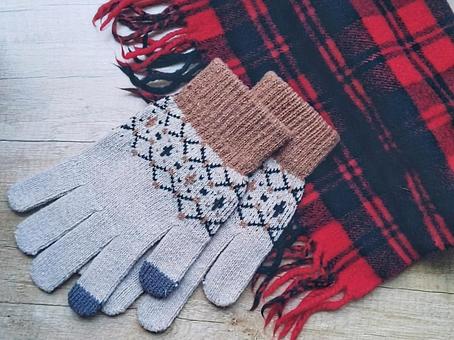 手袋とマフラーの冬コーデ ニット手袋,手袋,マフラーの写真素材