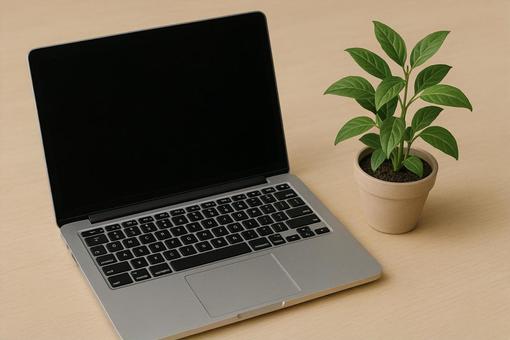 ノートパソコンと観葉植物 ノートパソコンと観葉植物の写真