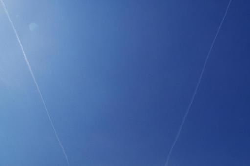青空と飛行機雲 青空と飛行機雲の写真